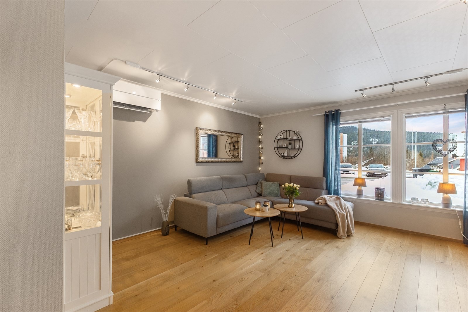 Åpen, romslig stue med varmepumpe av merket Mitsubishi, som ble installert i 2024. Galleribilde