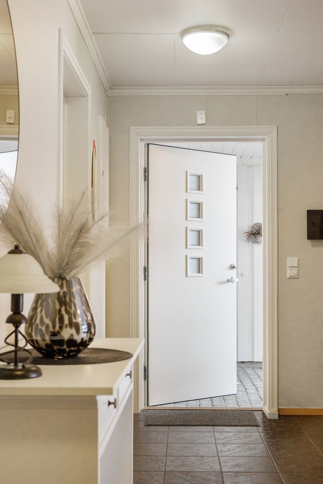 Entre med fliser i gulv med selvsagt varmekabler. Galleribilde