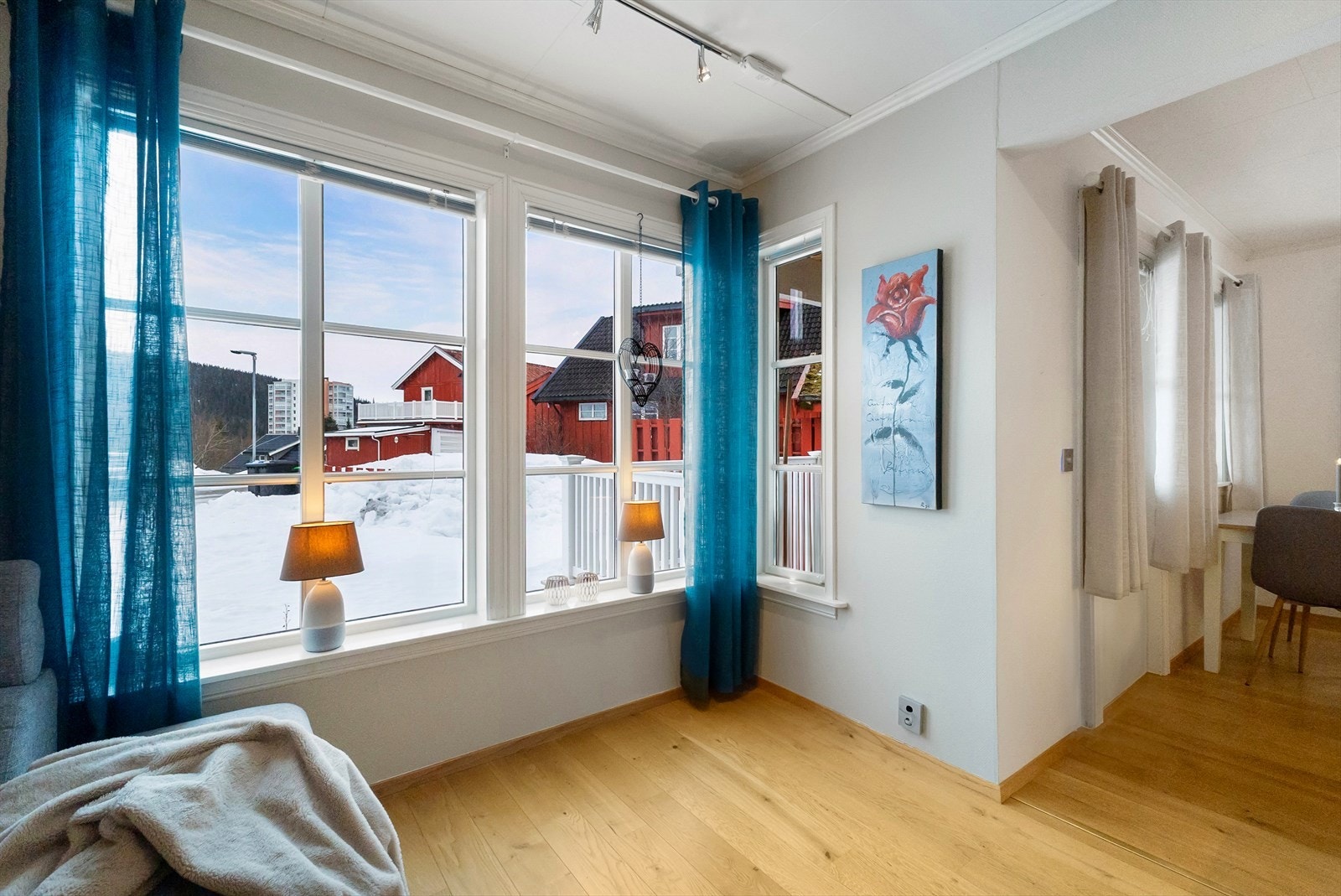 Store vindusflater i stue og kjøkkensonen. Galleribilde