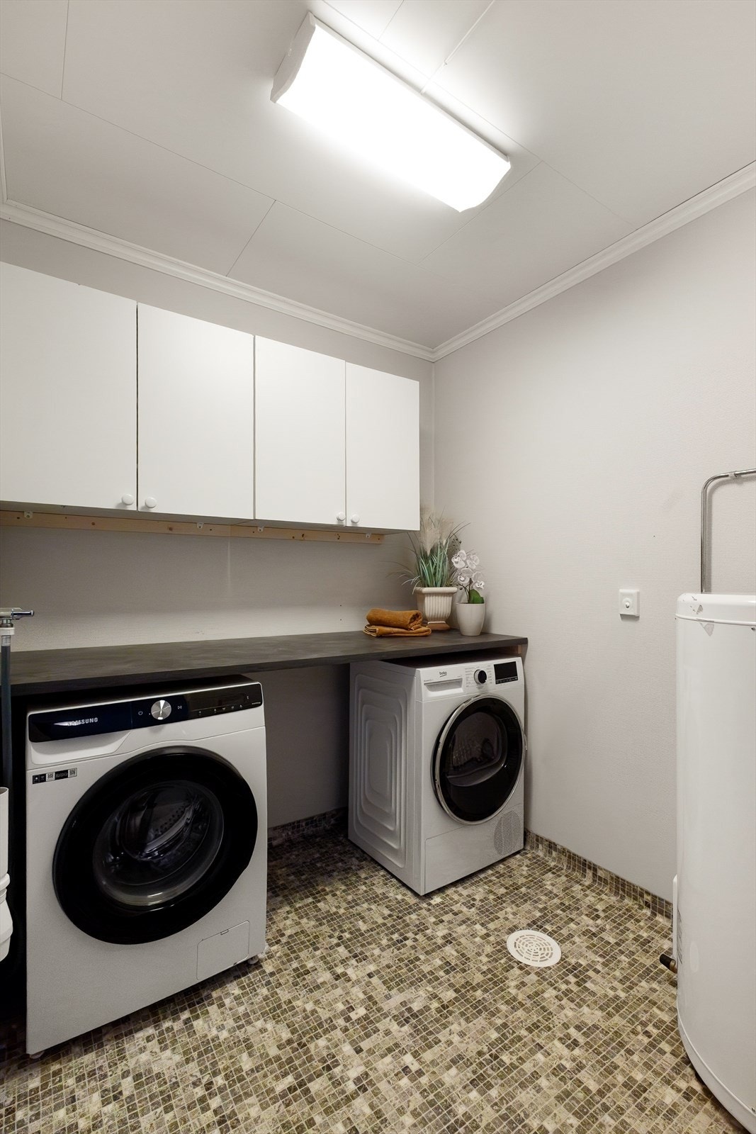 Vaskerom. Vannledninger av plast (rør-i-rør)- Varmtvannstank på ca. 194 liter. Galleribilde