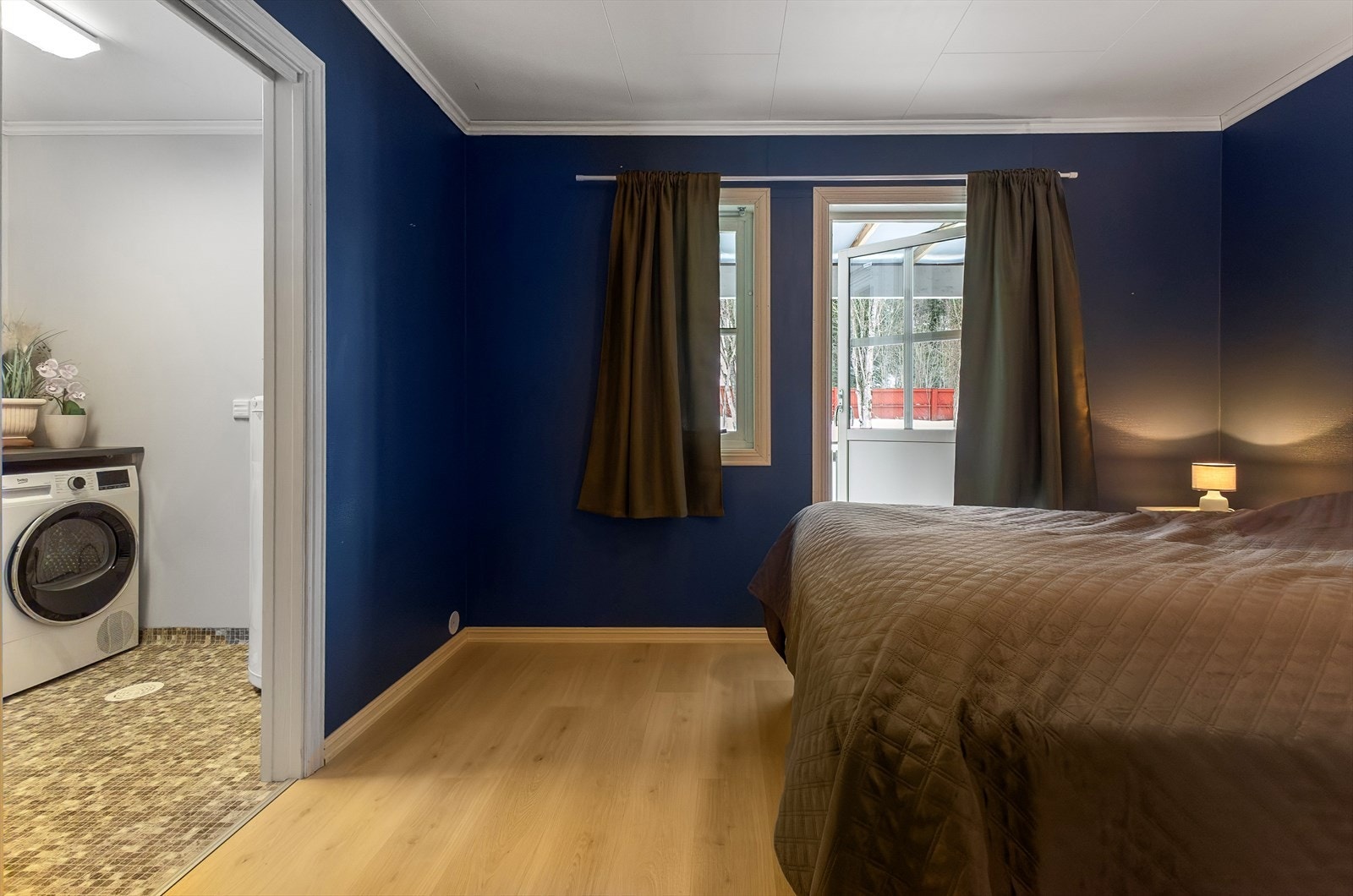 Soverom 1 med utgang til stor, takoverbygd terrasse. Her er det etablert en egen vaskeromsløsning, for å ha mer plass på selve badet. Galleribilde