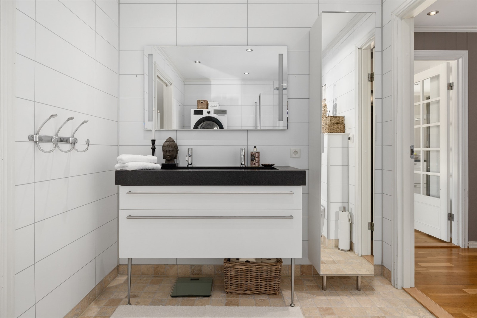 Baderomsinnredning med 2 skuffer - 2 blandebatteri - speil med innfelt lys Galleribilde