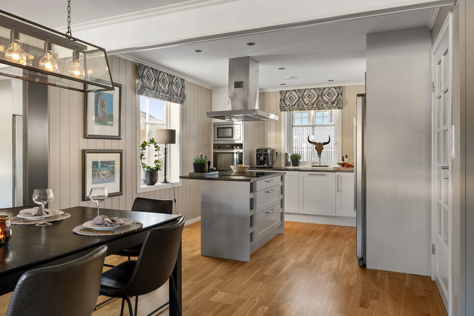 Fra spiseplass mot kjøkken Galleribilde