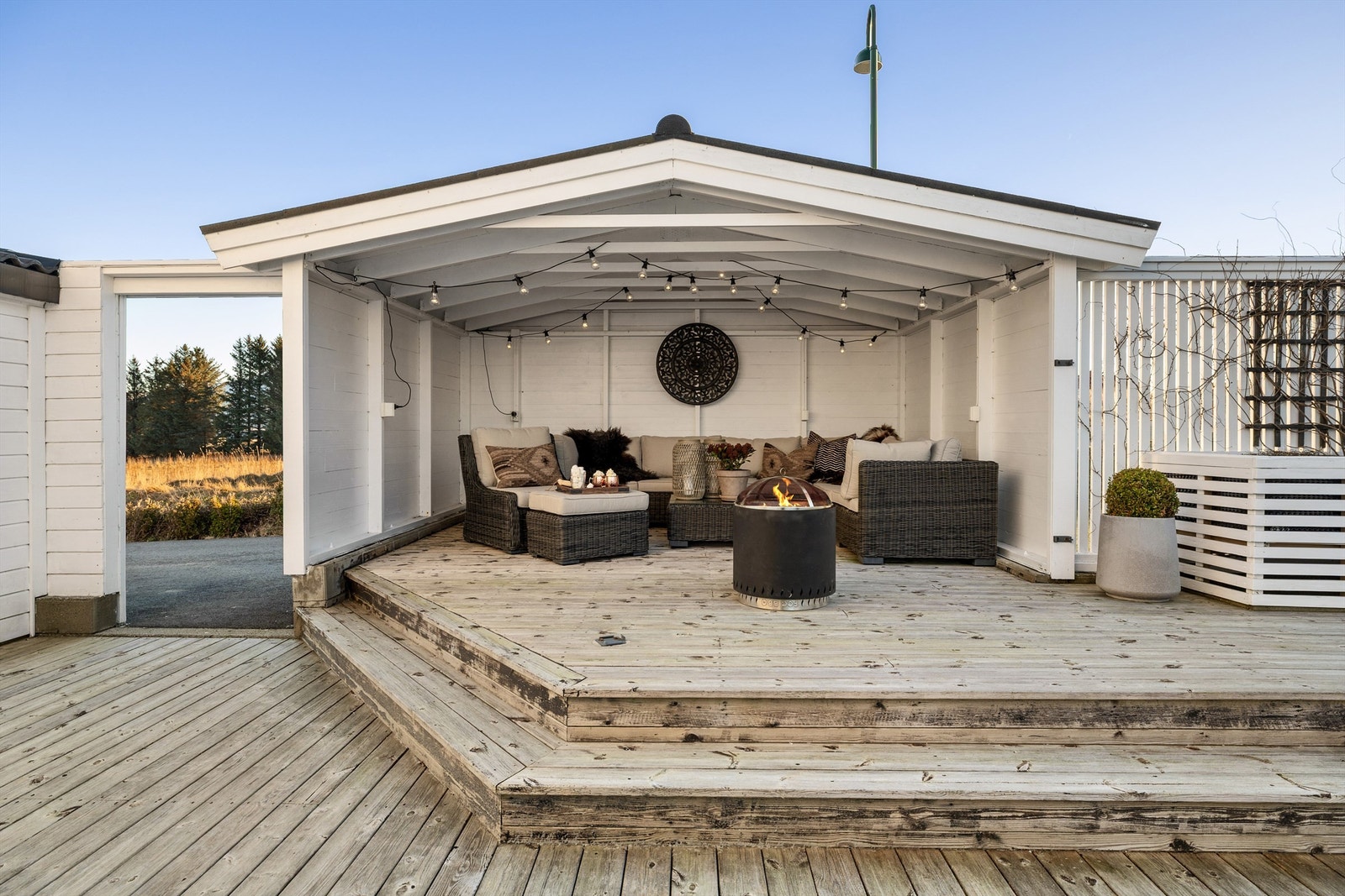 Treterrasse sørvest på ca 80 kvm. Hagestue med takoverbygg på ca 12 kvm Galleribilde