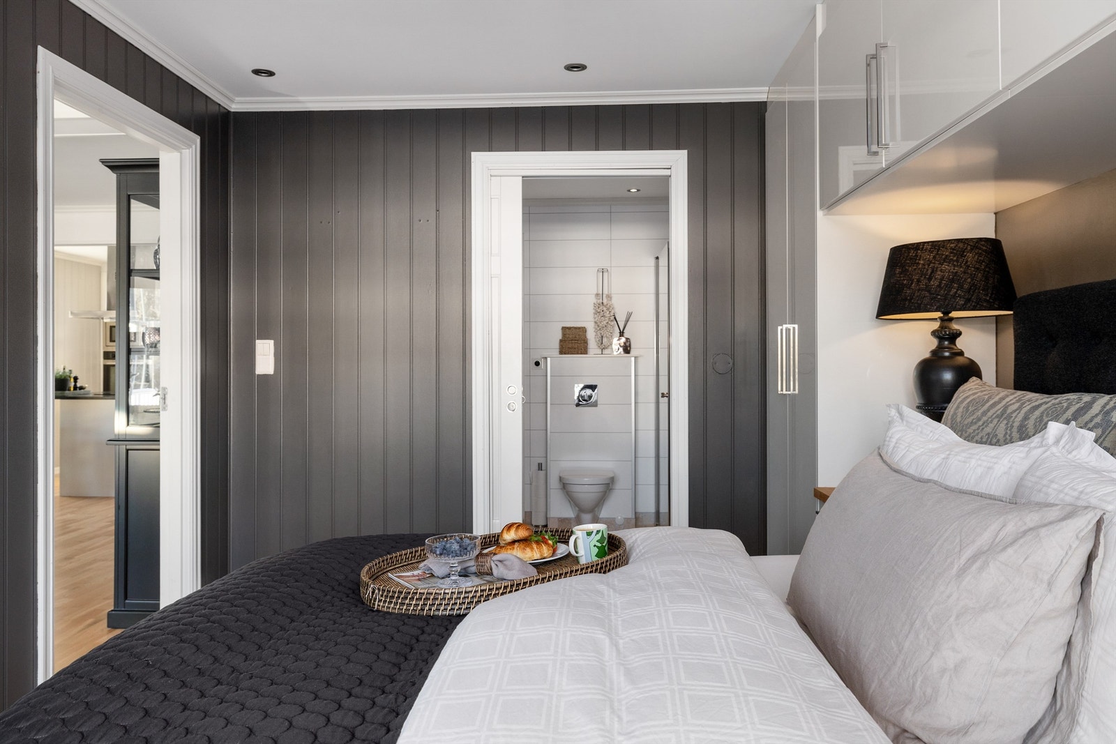 Fra soverom har du egen inngang til bad Galleribilde