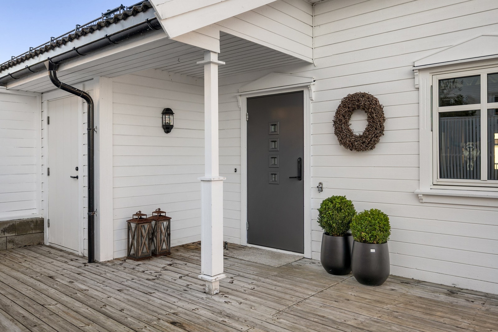 Entre - Ny hovedytterdør med kodelås og små glassfelt fra år 2020 Galleribilde