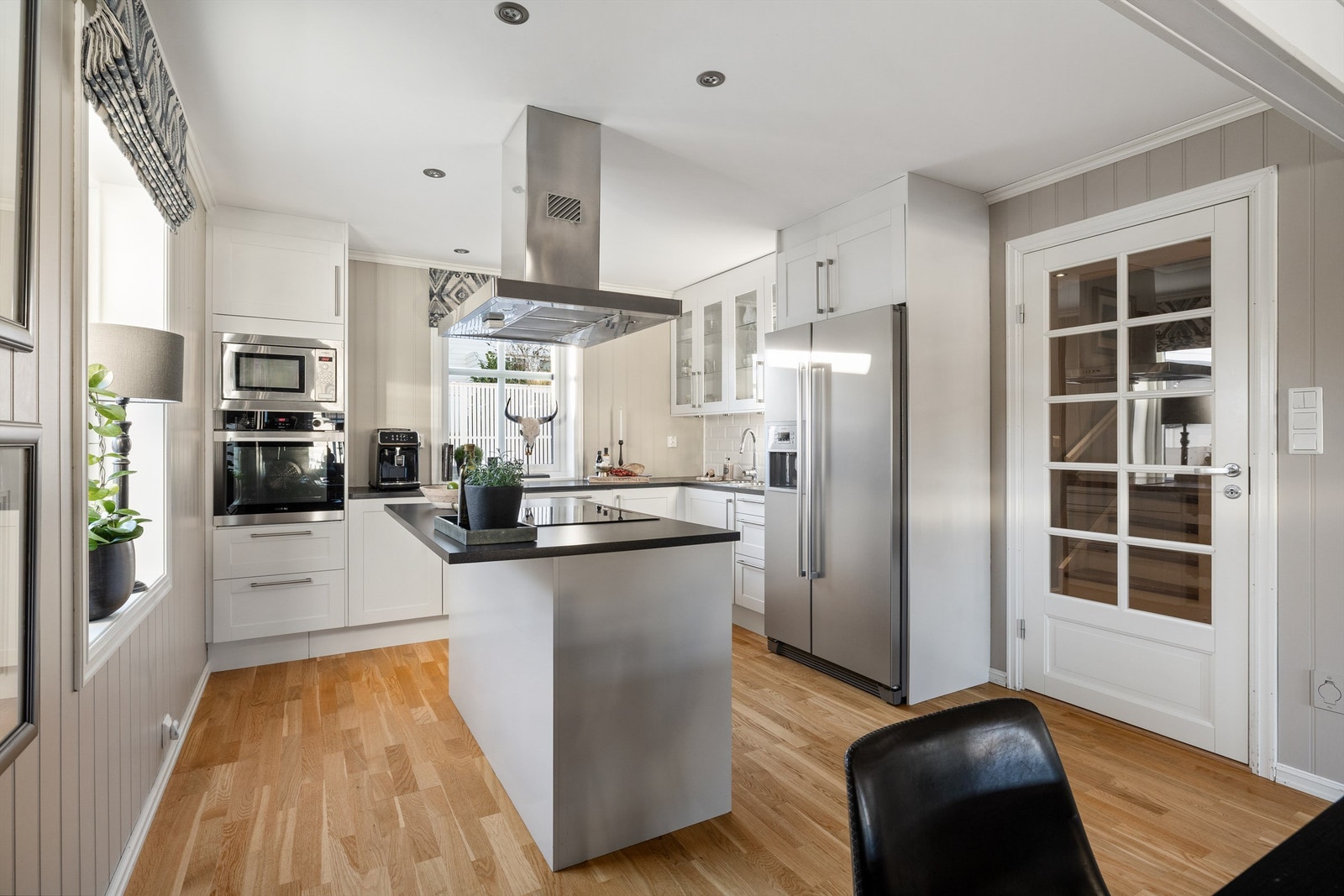 Kjøkkeninnredning fra Norema med Integrert platetopp, komfyr, micro og oppvaskmaskin. Komfyr og oppvaskmaskin ble byttet for ca 4-5 år siden Galleribilde