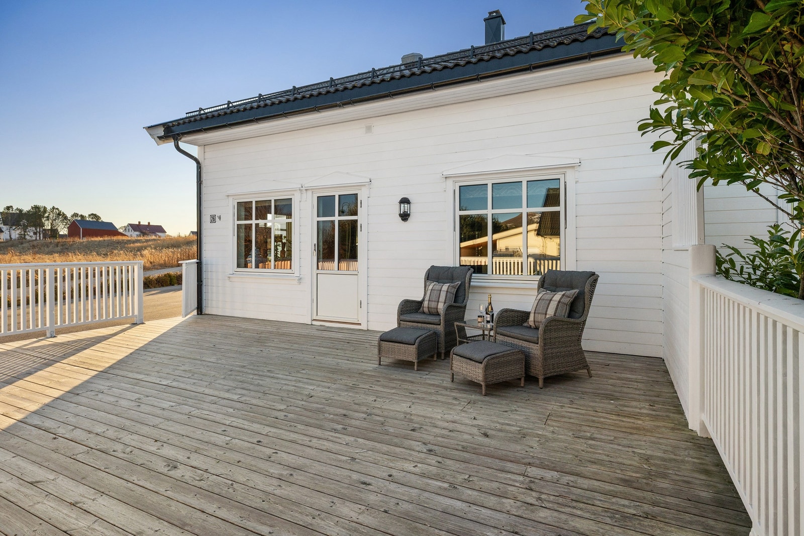 Stor treterrasse mot nordøst på 45 kvm med nytt rekkverk i 2024 Galleribilde