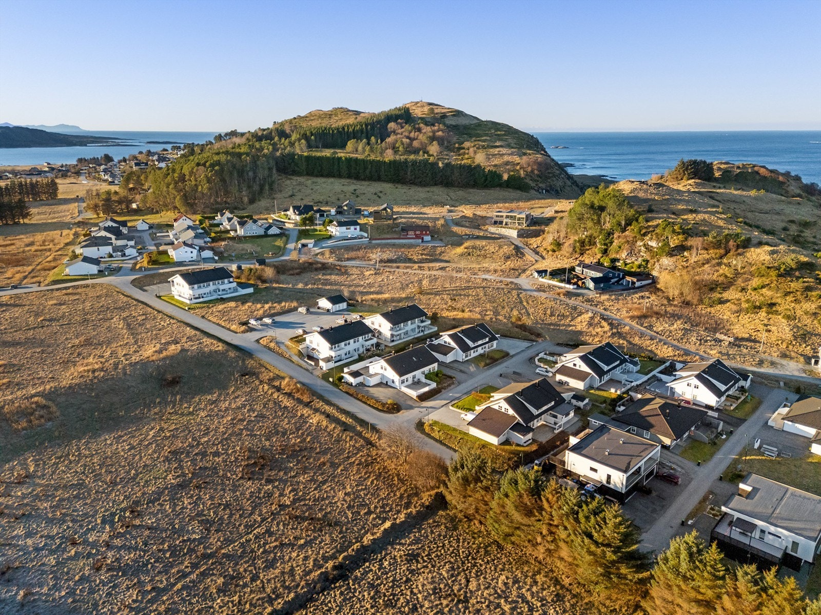 Boligen ligger flott til i etablert boligfelt på Vigra Galleribilde