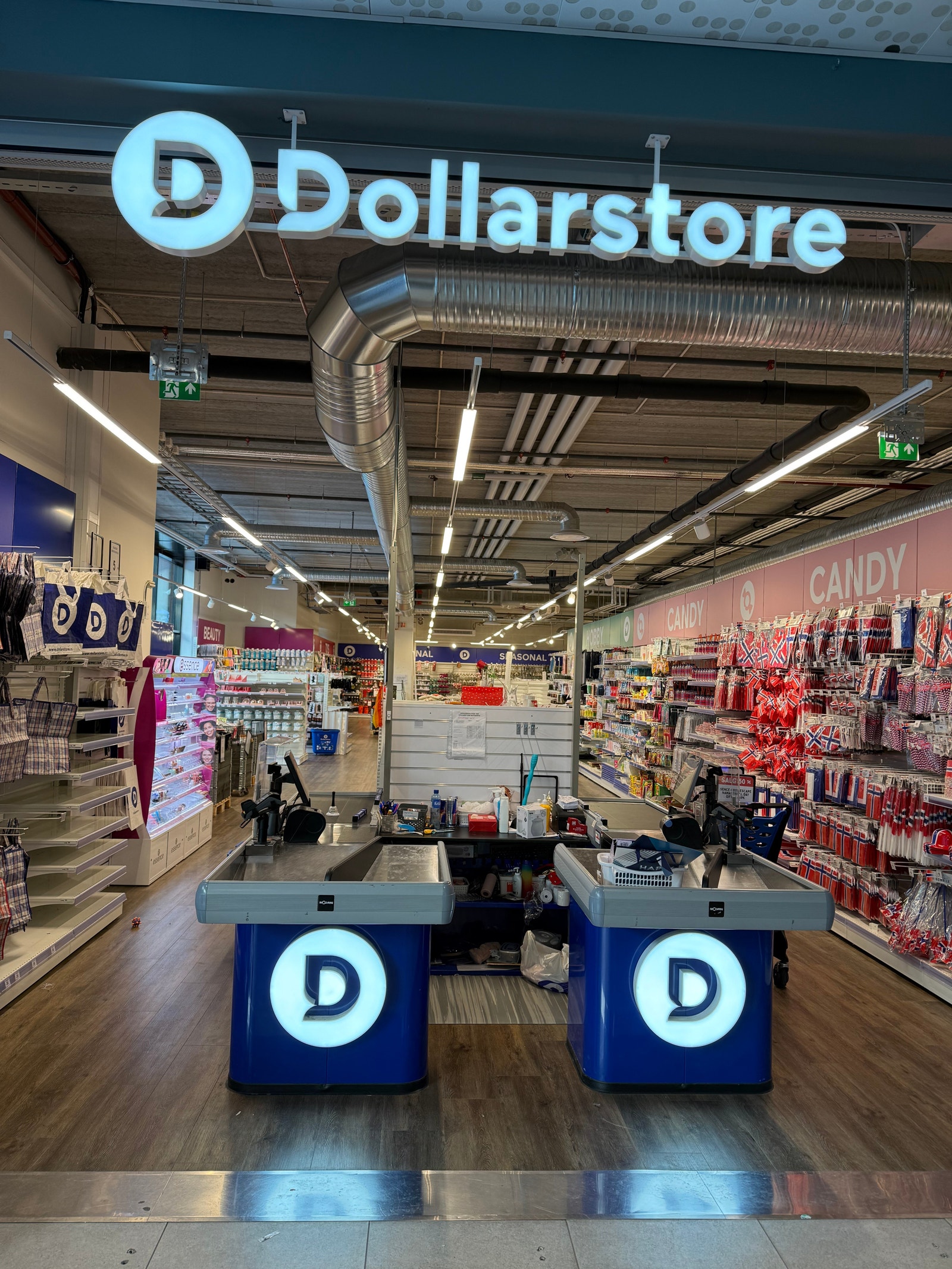 En av to innganger til lokalet Galleribilde