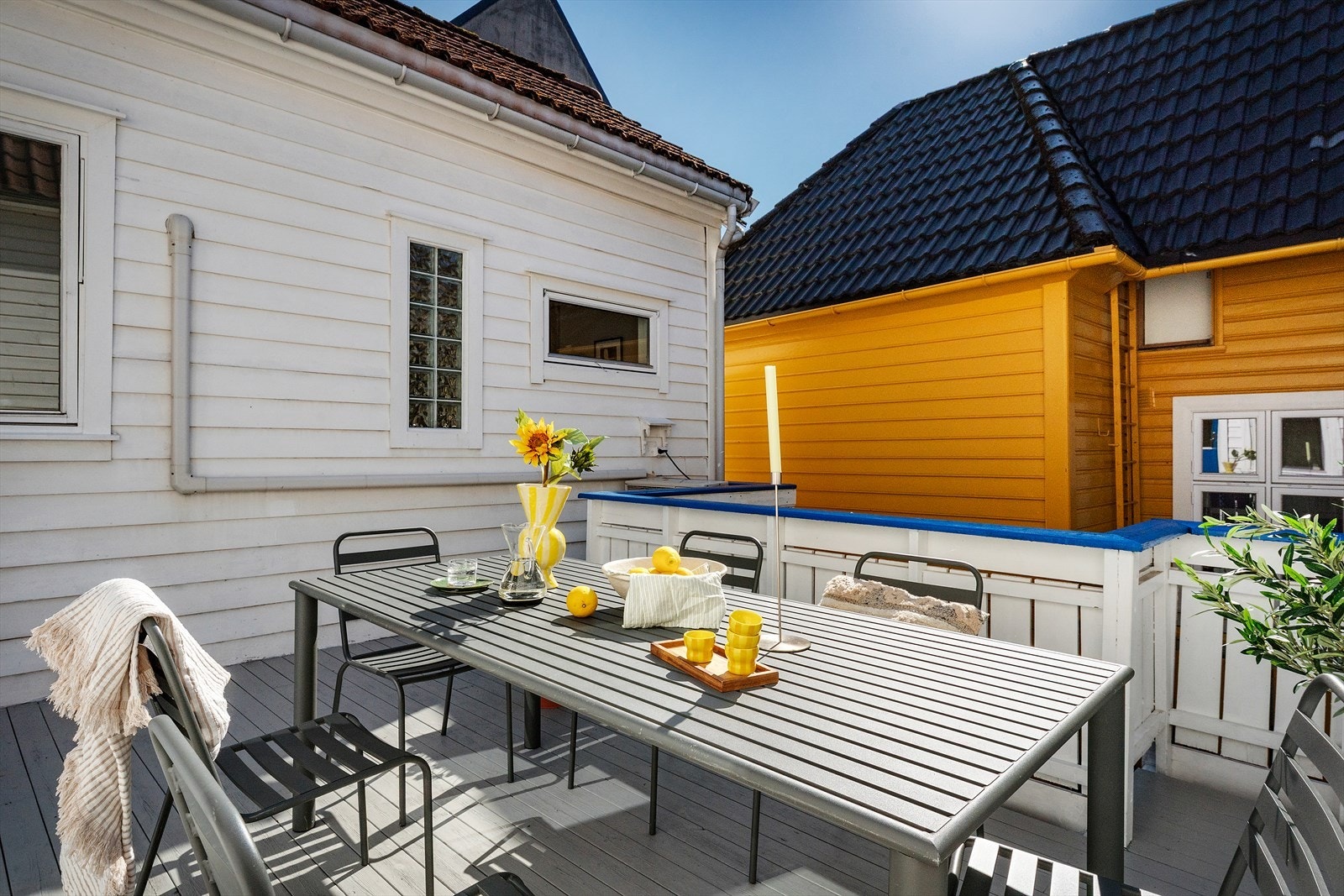 Usjenert uteplass med fine solforhold og god plass til gjester. Galleribilde