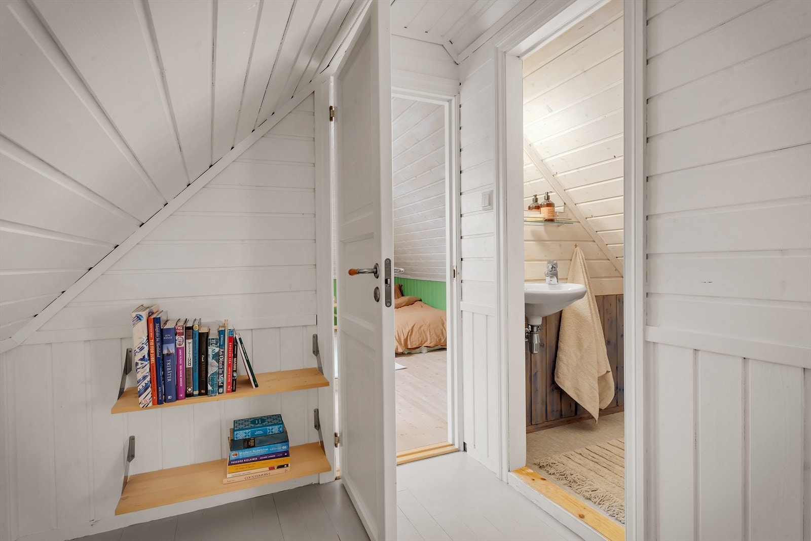 Fra loftstuen er det adkomst til soverom og toalett (ikke godkjent). Galleribilde