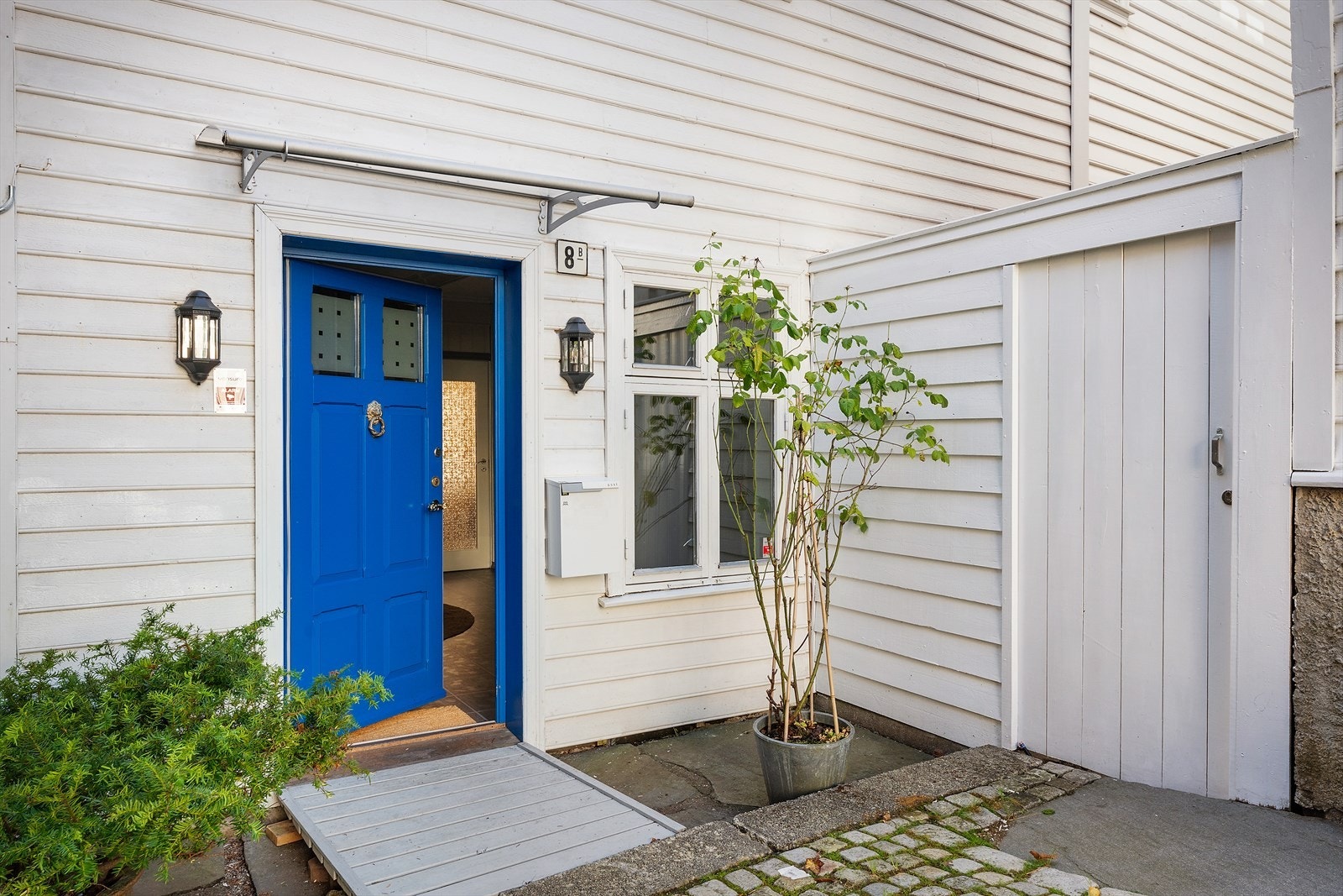 Klassisk trehusfasade med blå inngangsdør - en del av historiske Stølegaten. Galleribilde