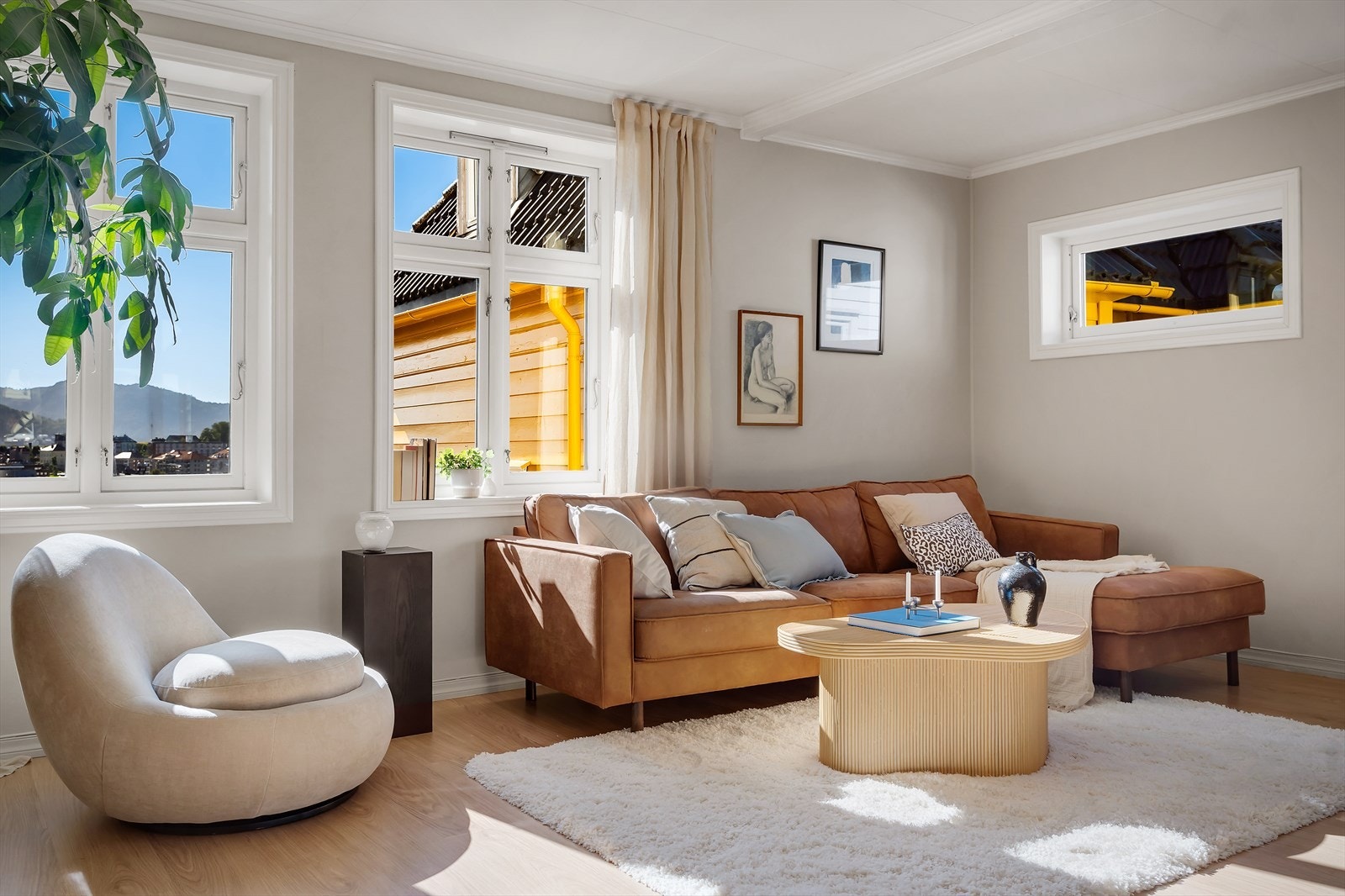 Stuen har plass til både sofagruppe og hyggelige sittekroker. Galleribilde