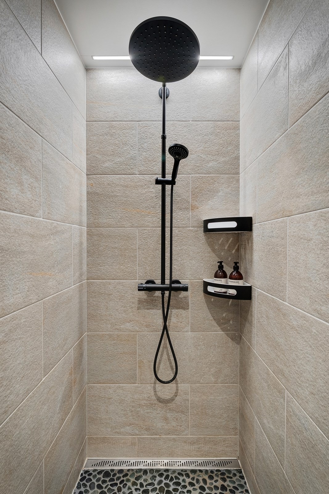 Eegnfallsdusj i matt sort og kvalitetsarmatur. Galleribilde