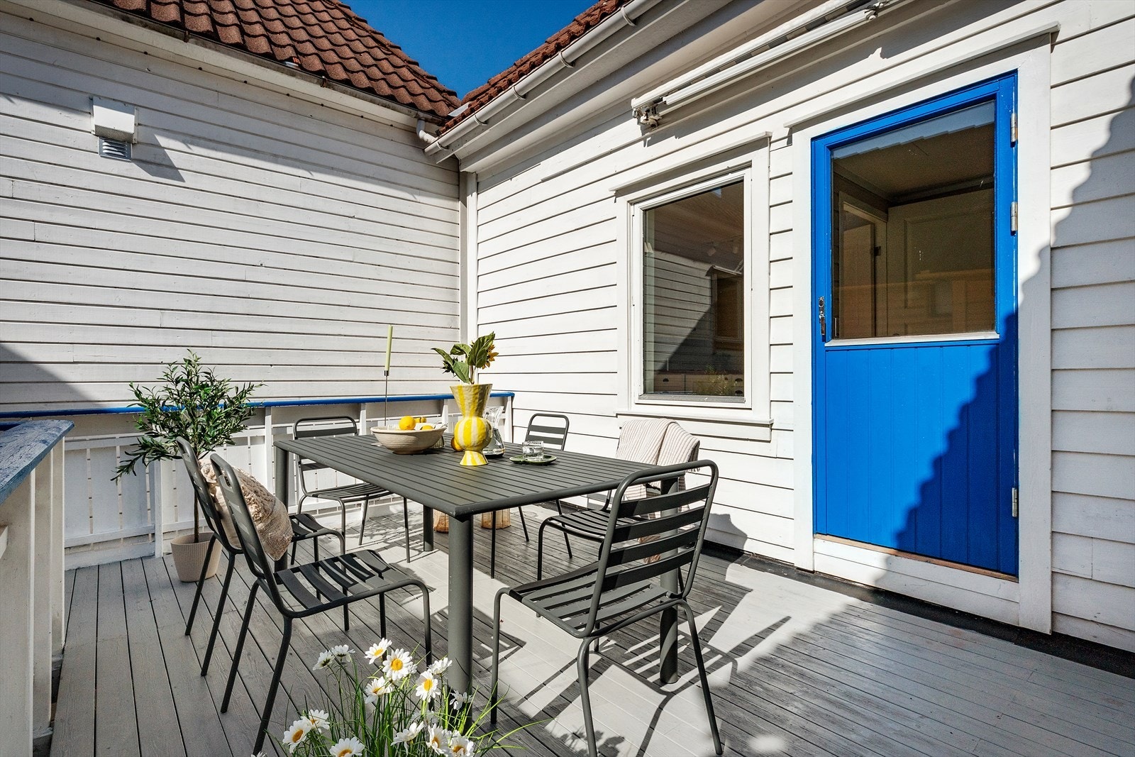 Solrik balkong med god plass til spisegruppe og hyggelige sammenkomster. Galleribilde