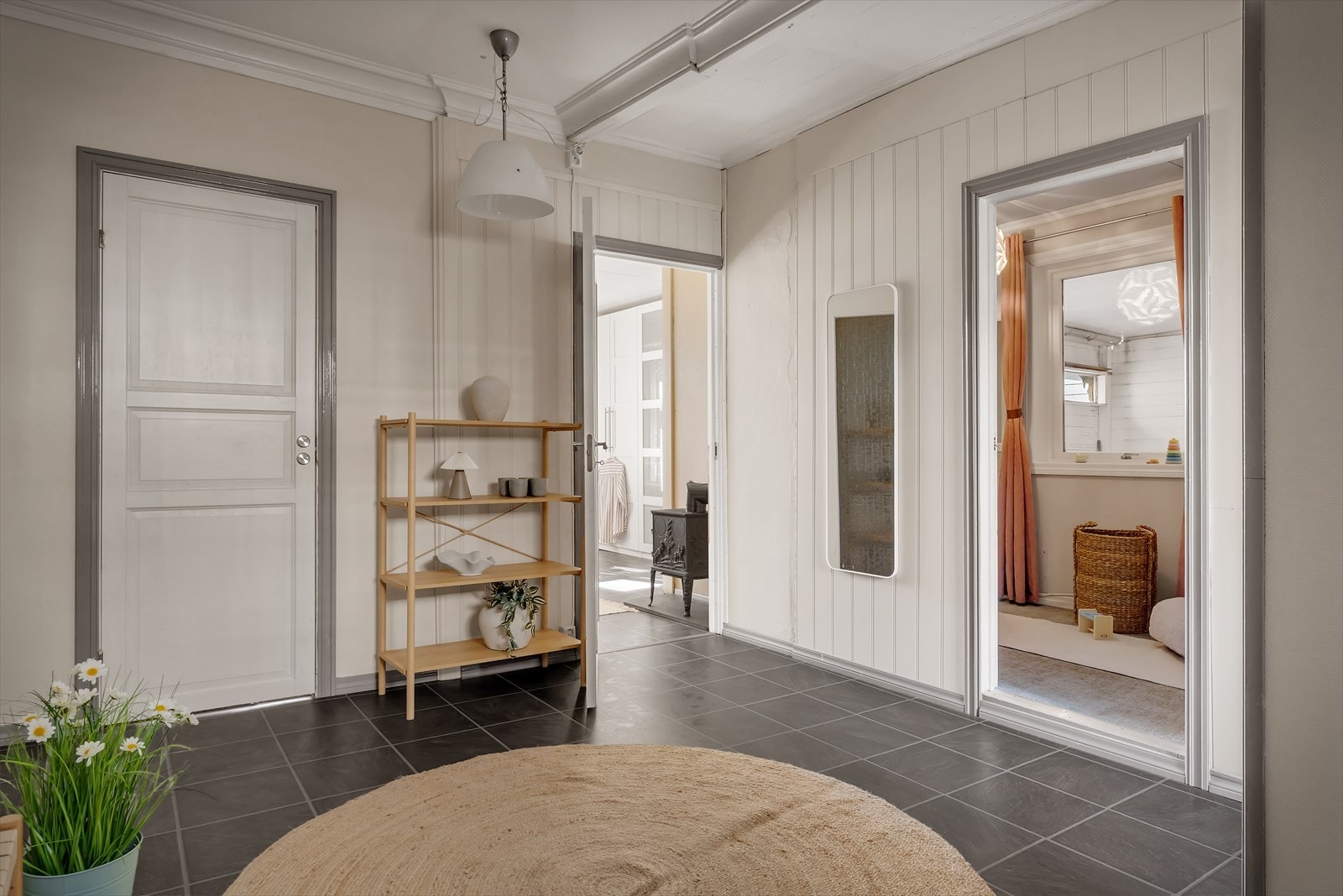 Romslig hall med praktiske løsninger og tilknytning til soverom og bad. Galleribilde