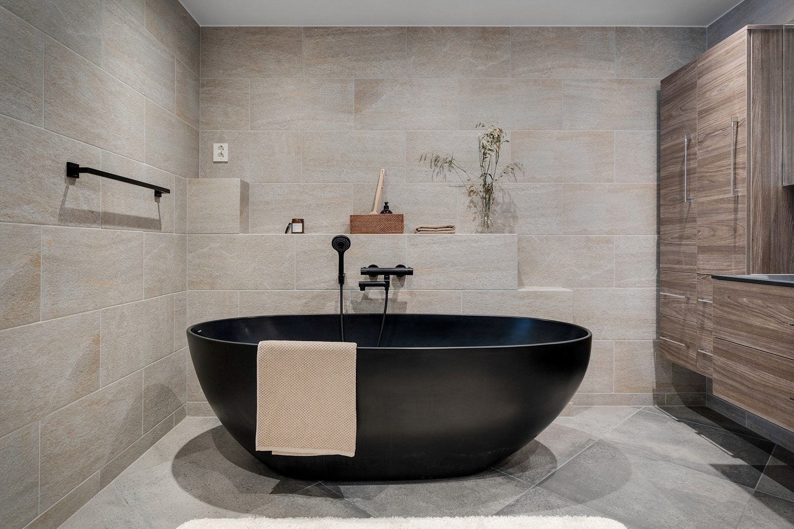 Det stilrene badekaret setter et elegant preg på rommet. Galleribilde