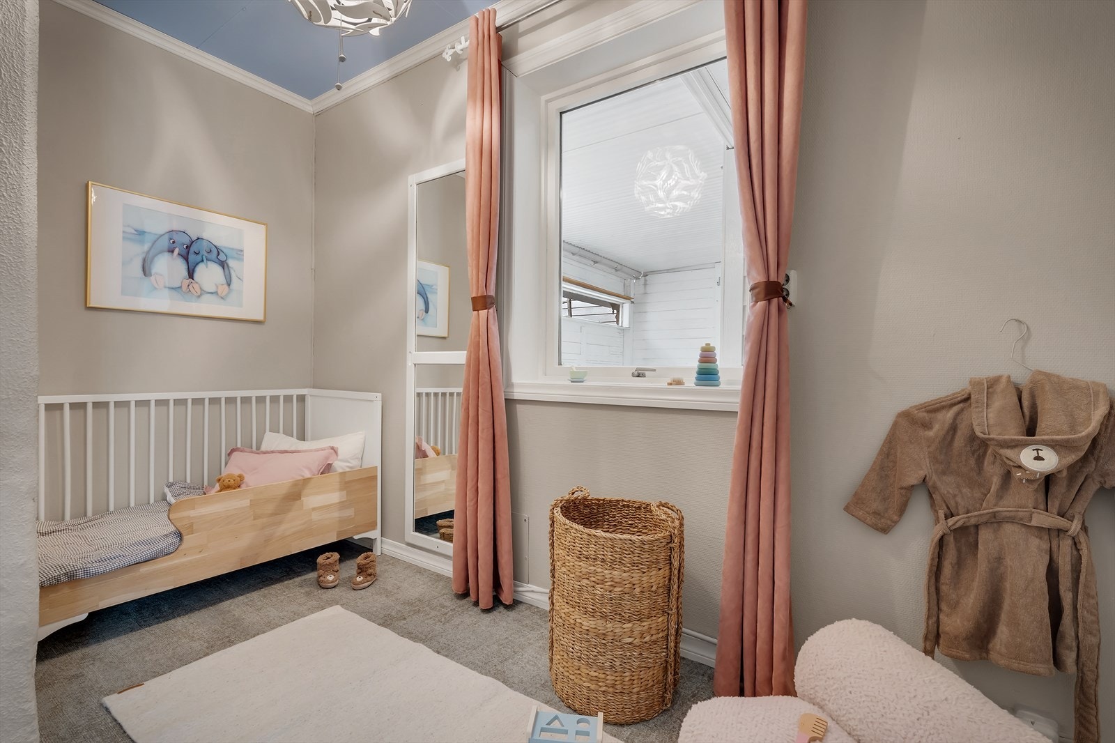 Hyggelig soverom som passer perfekt som barnerom eller gjesterom. Galleribilde