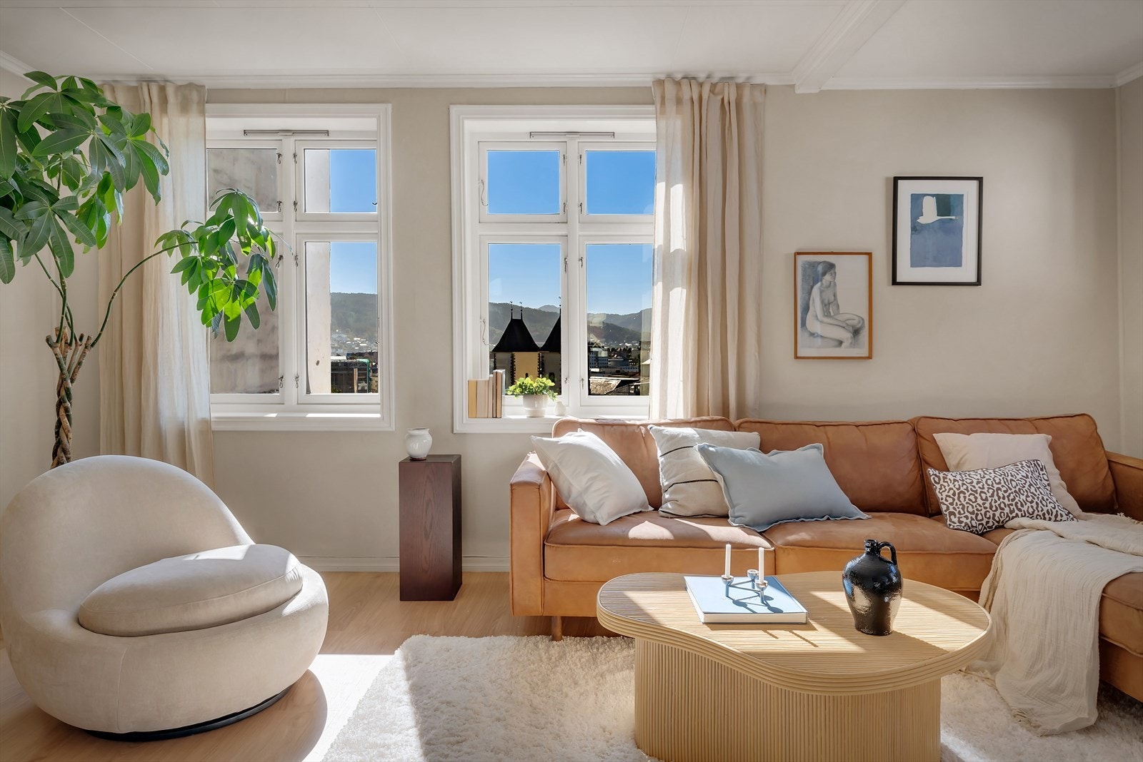 Lys og trivelig stue med klassiske vinduer og god takhøyde. Galleribilde