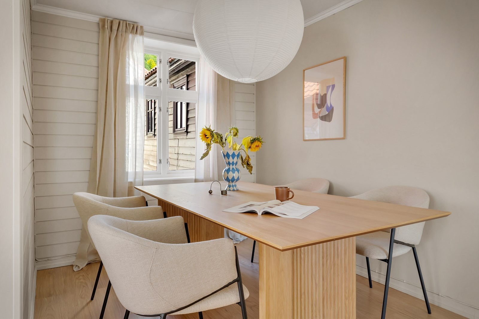 Spiseplass som passer perfekt til hverdags og til gjester. Galleribilde