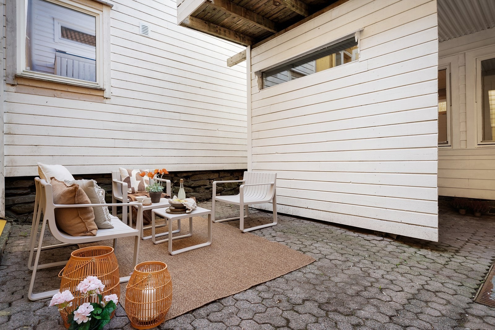 Skjermet terrasse med plass til sittegruppe. Galleribilde