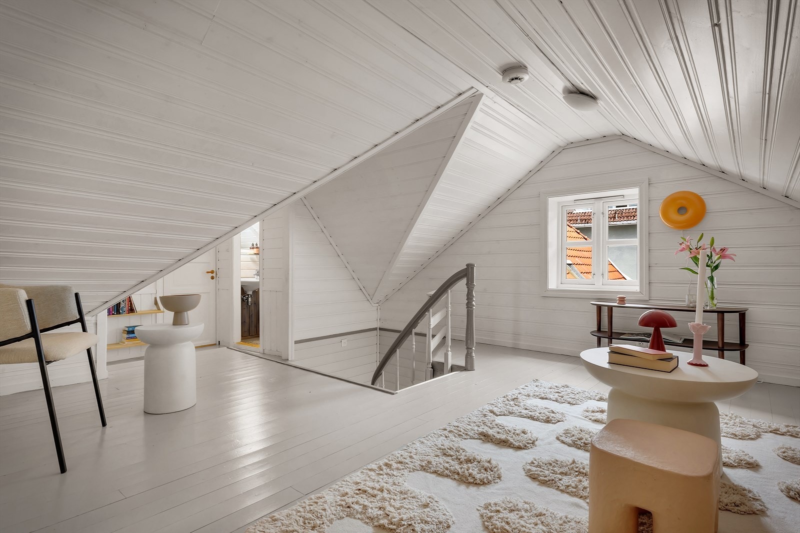 Lys loftstue med god plass til møblering (ikke godkjent). Galleribilde