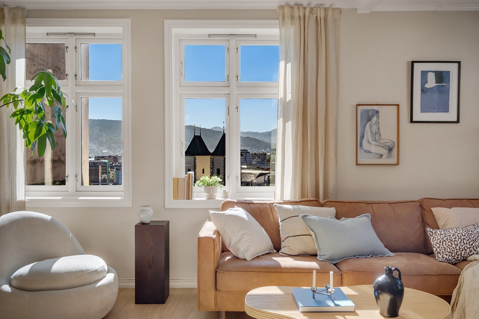 tore vindusflater gir rikelig med naturlig lys og utsyn mot Bergen sentrum. Galleribilde