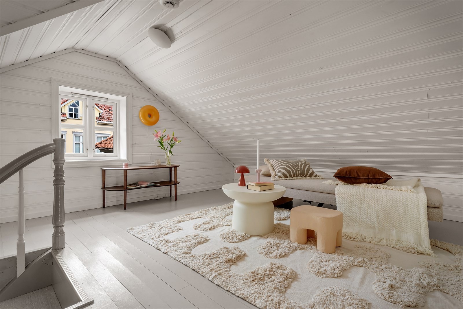 Loftstuen har vindu som gir fint lysinnslipp (ikke godkjent). Galleribilde