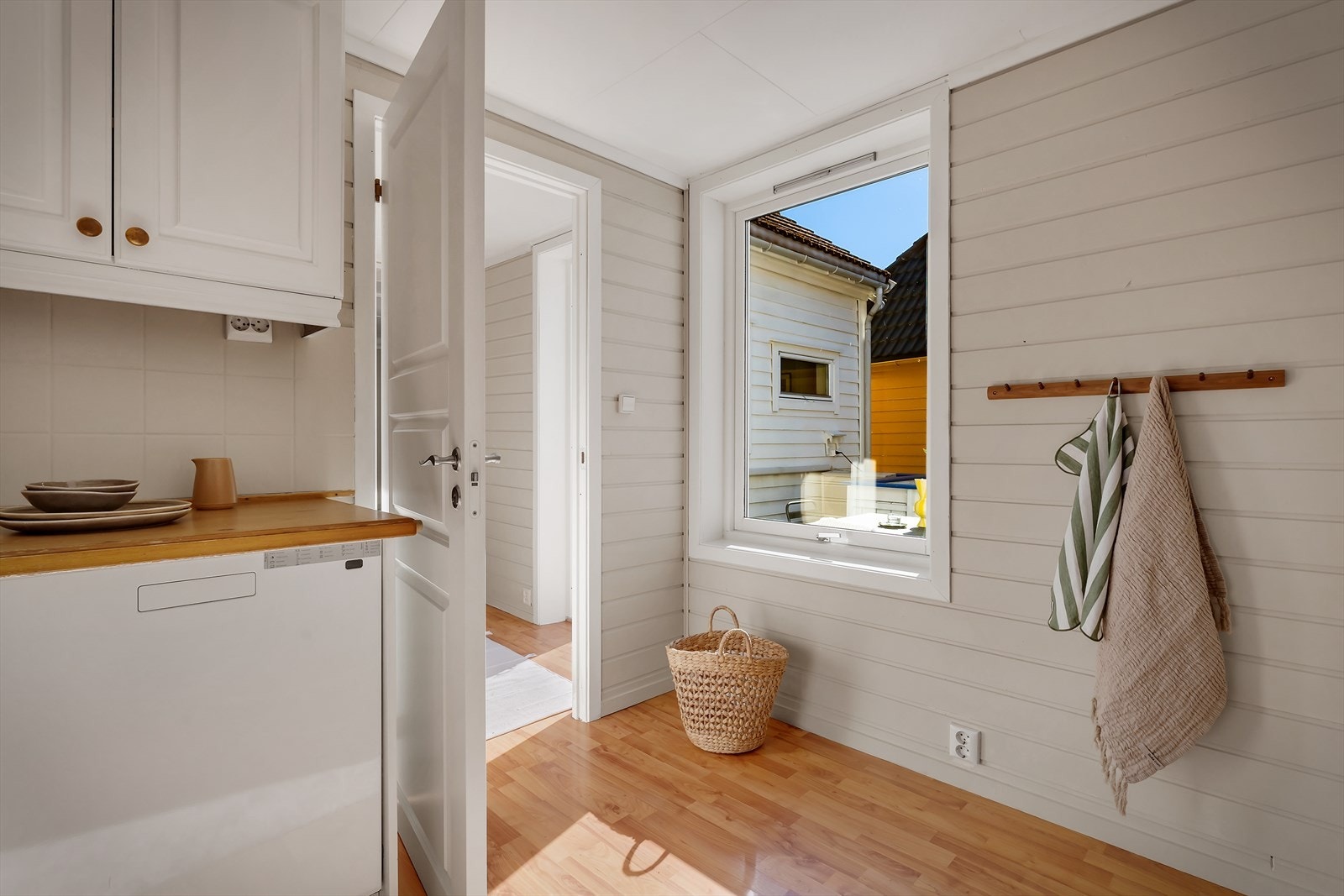 Lyst kjøkken med adkomst direkte fra stue. Galleribilde