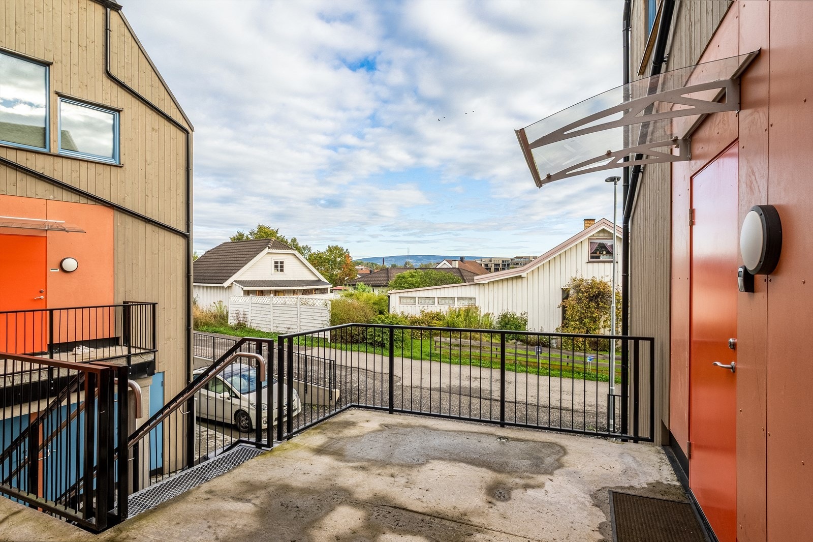 Felles inngangsparti for sameiet. Leiligheten har adkomst fra 2. etasje Galleribilde