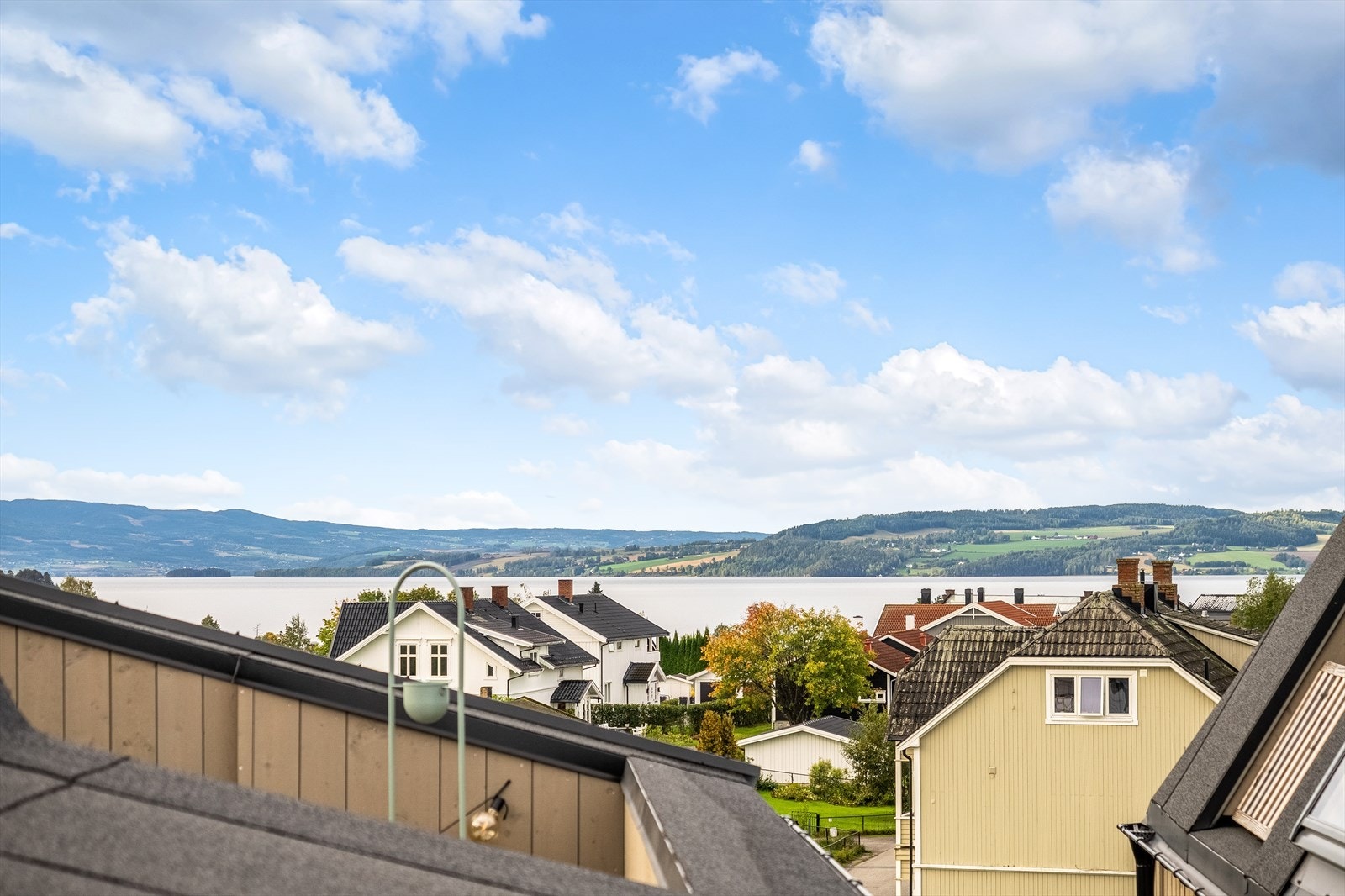 Skjermet uteplass med nydelig utsiktsforhold Galleribilde