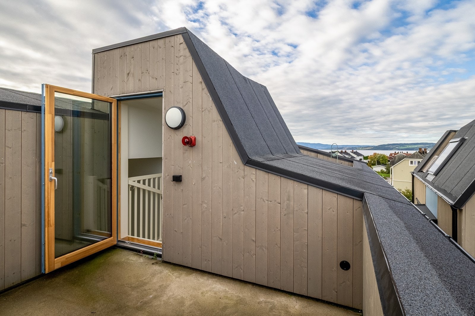 Takterrassen er på 8 kvm med fin utsikt ut over nærområdet og Mjøsa Galleribilde