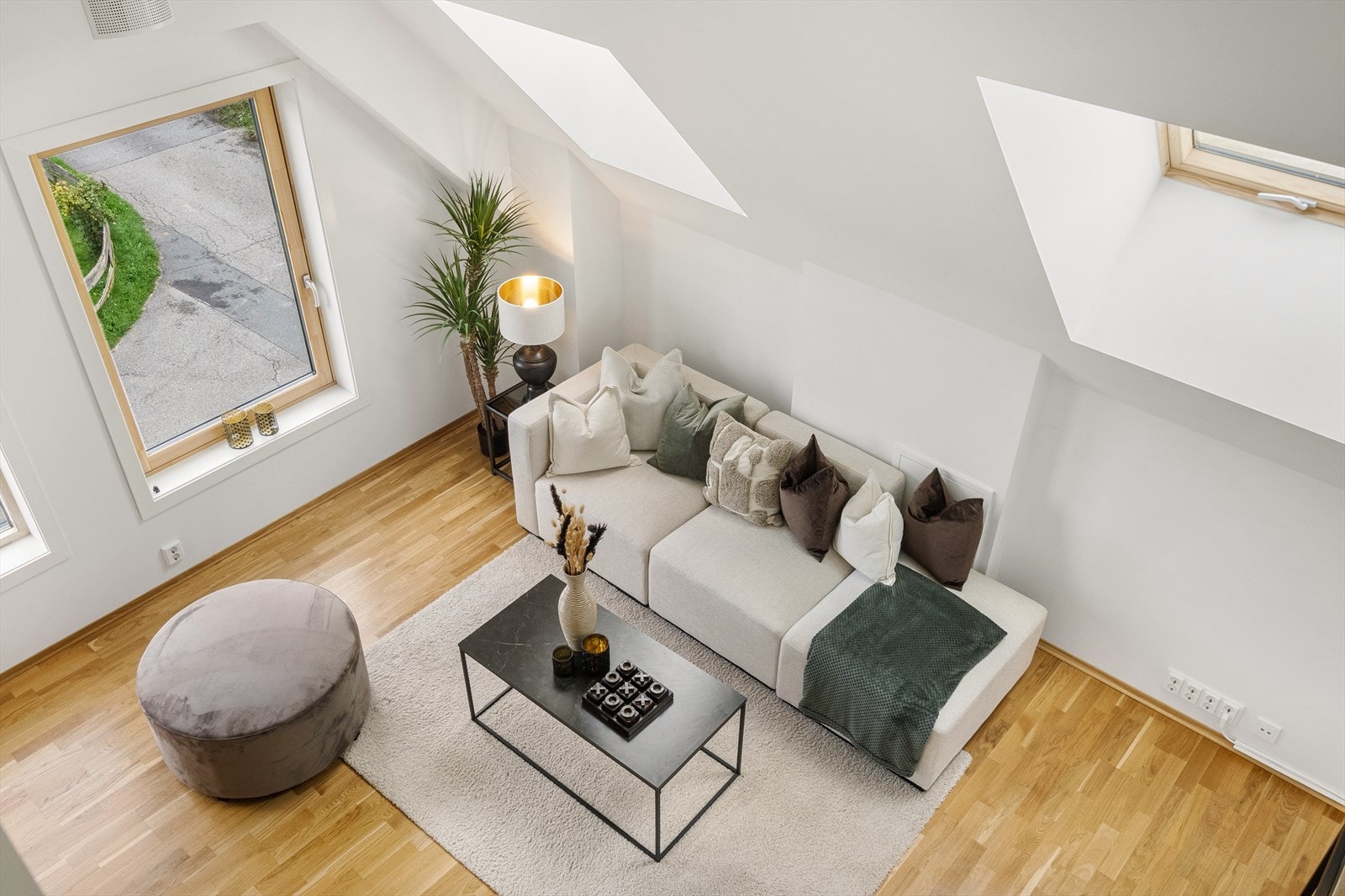 Gjennomgående parkettgulv, listefri overganger mellom vegg og tak er gjennomgående i alle rom. Stuen har en flott atmosfære med god takhøyde og store vindusflater Galleribilde