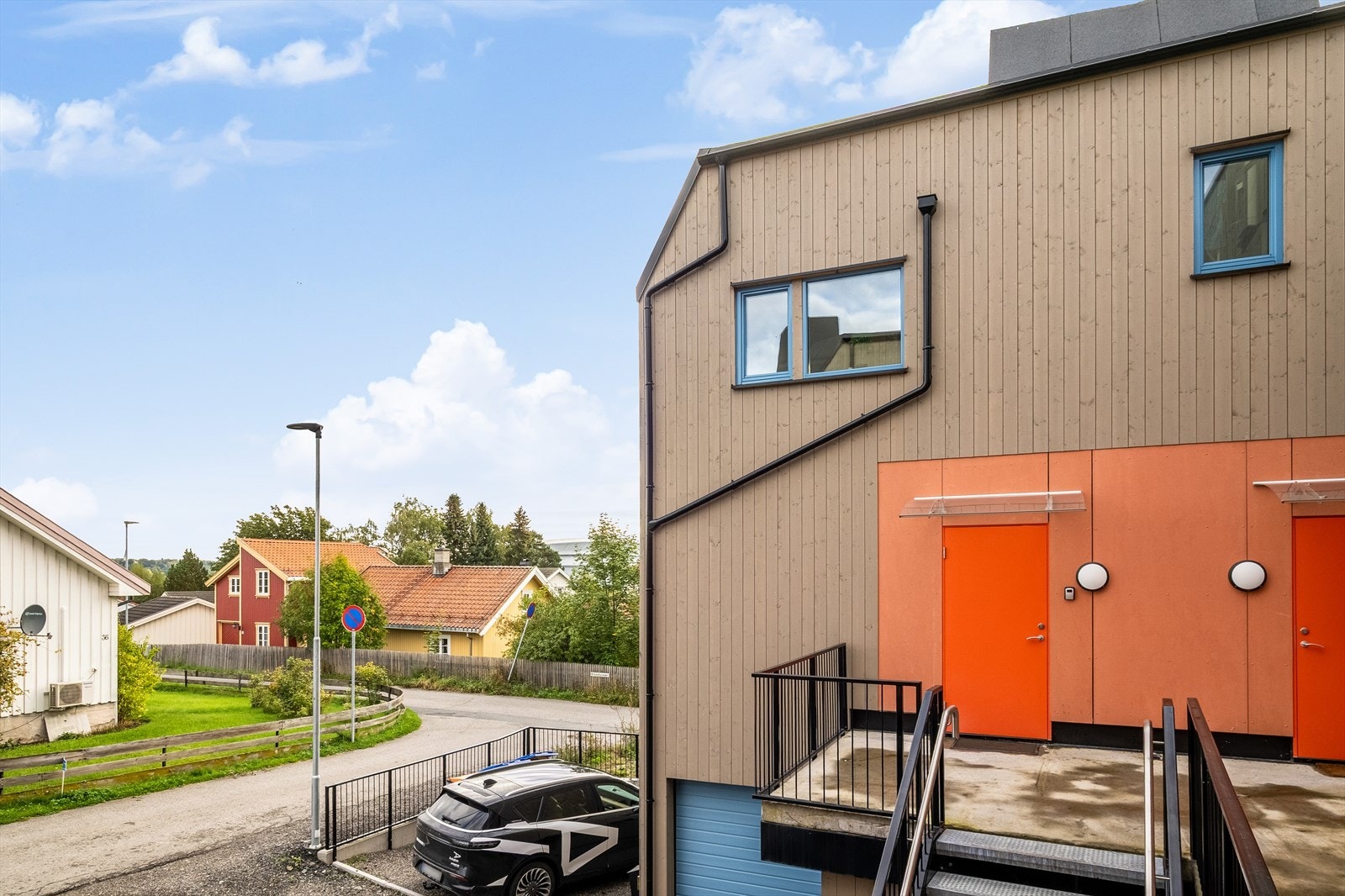 Det er biloppstillingsplasser på sameiets tomt. Galleribilde