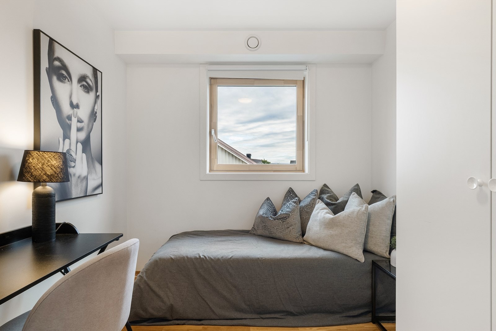 Leiligheten har to soverom, begge av fin størrelse Galleribilde