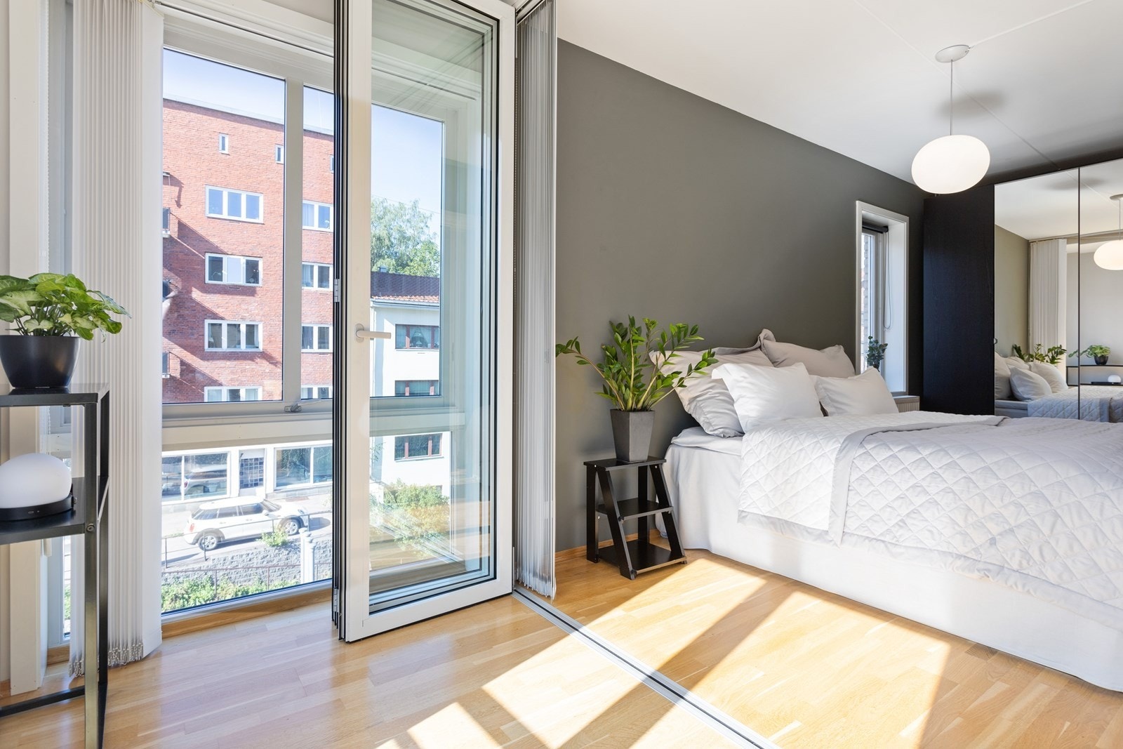 Soverommet har rikelig med lys og kan åpnes helt ut til vinterhagen Galleribilde