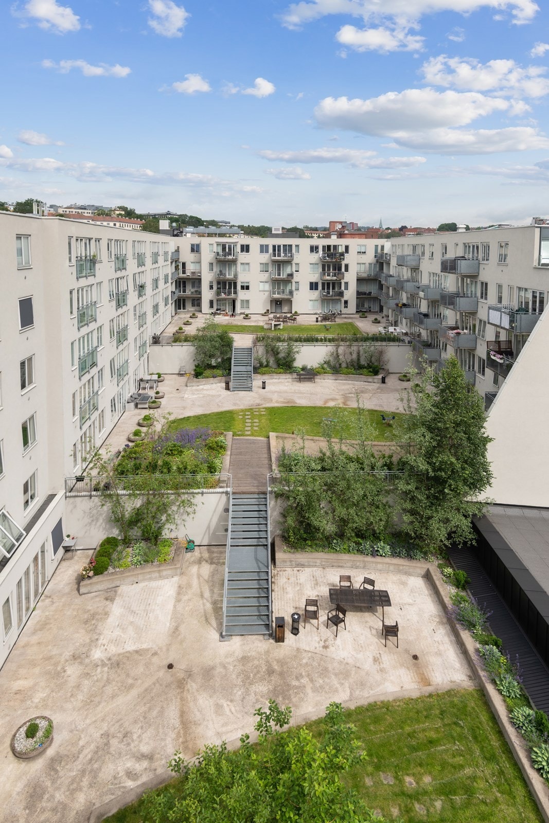 Pent opparbeidet bakgård Galleribilde