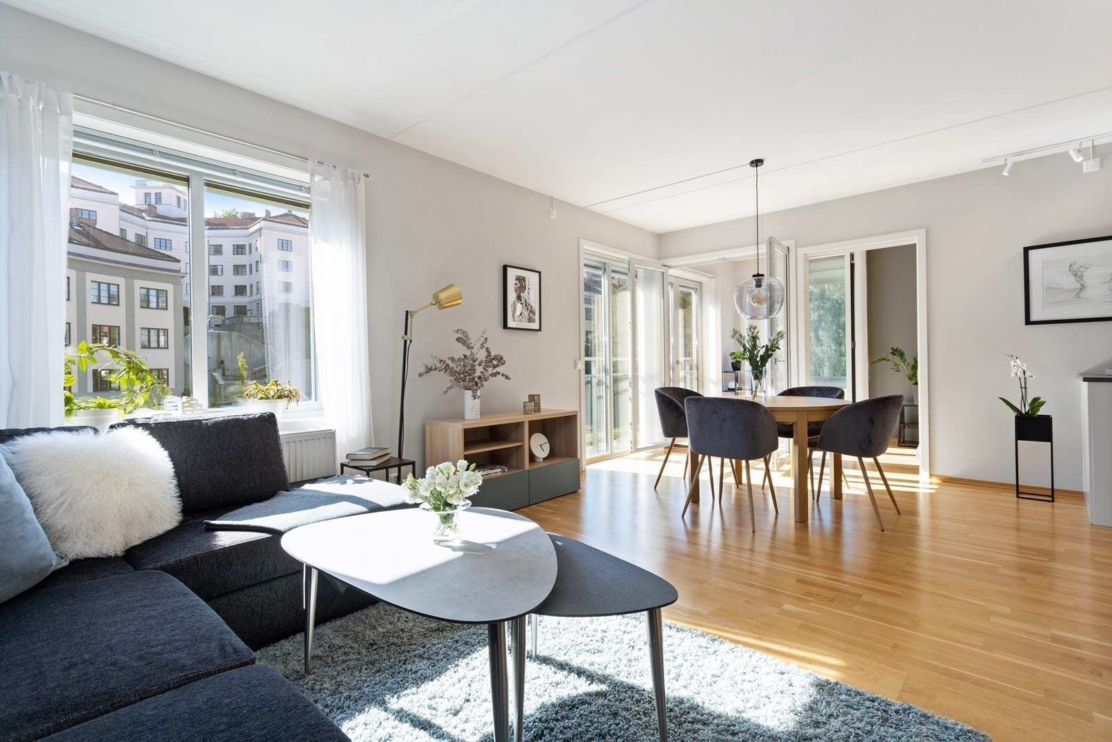 Åpen stue med plass for sofagruppe og spisebord Galleribilde