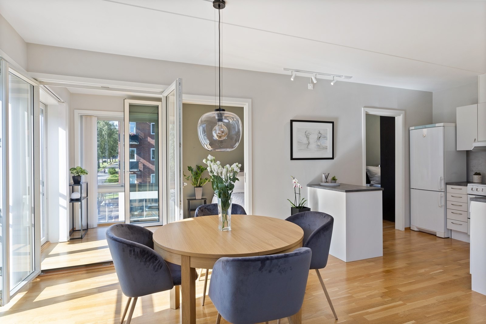 Spisebord med plass til mange sosiale sammenkomster Galleribilde