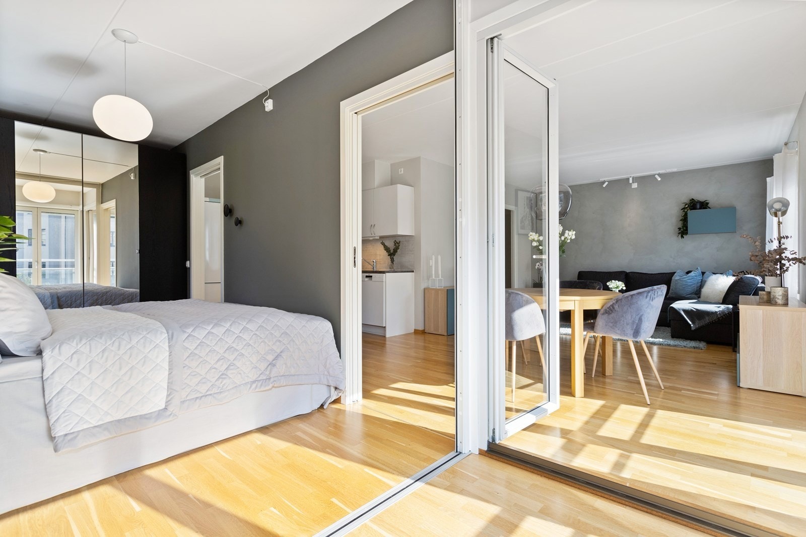 Tidsriktig og stort garderobeskap Galleribilde