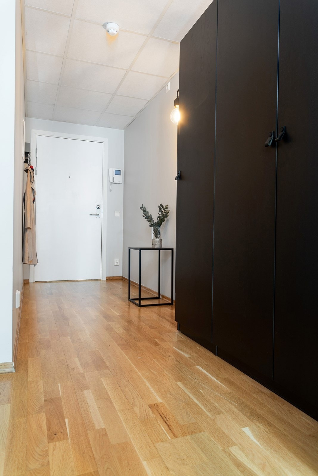 Romslig entré med flere garderobeskap for god oppbevaring Galleribilde