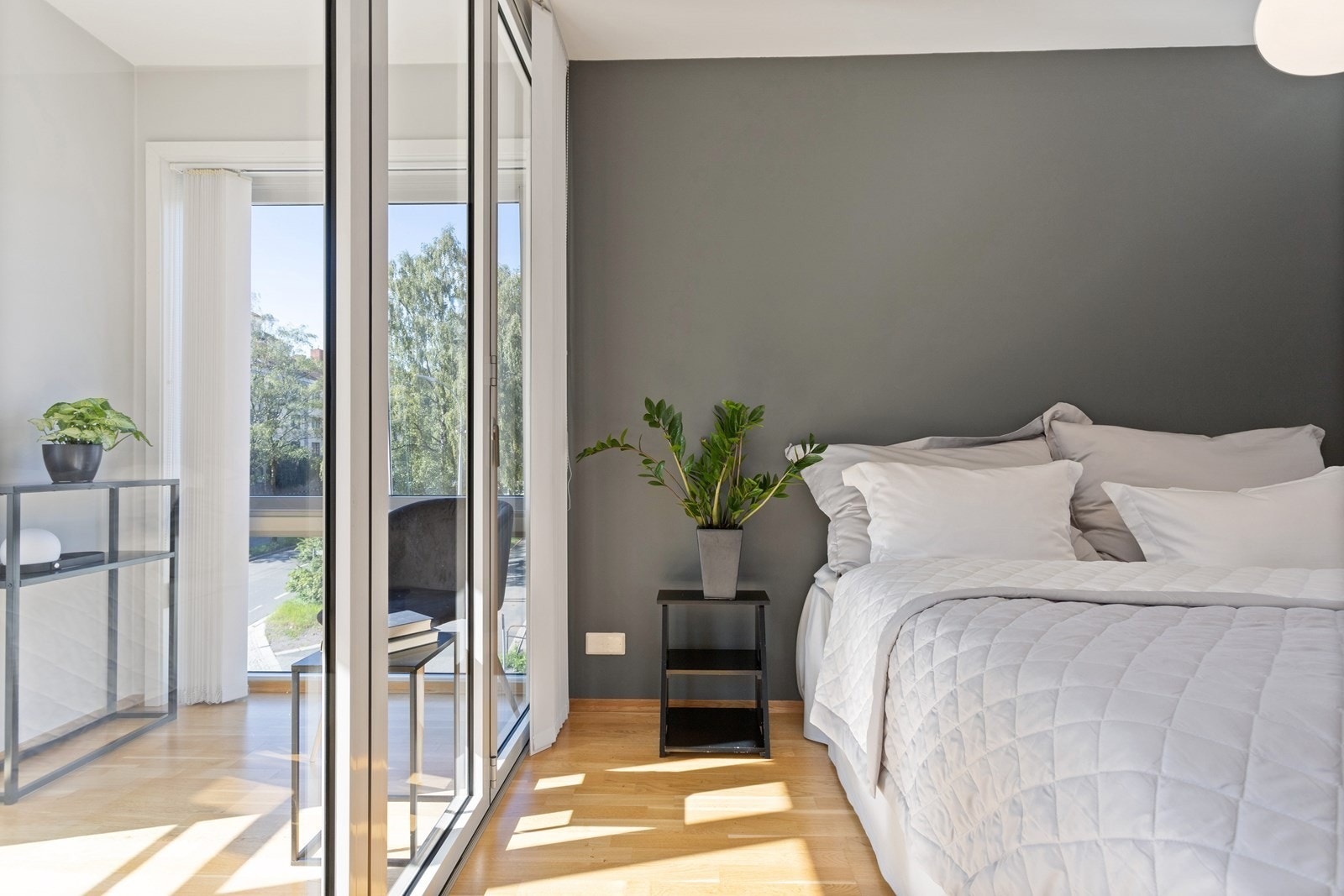 Soverom med plass for dobbeltseng og nattbord Galleribilde