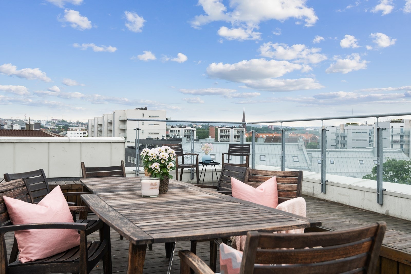 Tilgang til felles takterrasse med flere sittegrupper Galleribilde