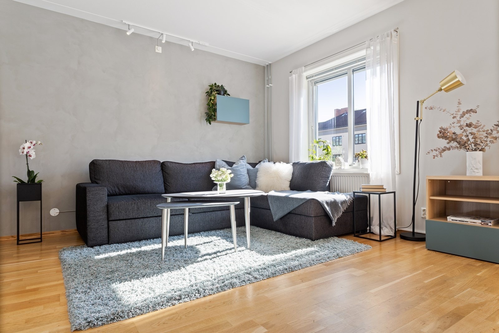 Vinduene i stuen har screens som skjermer godt for både sol og varme Galleribilde