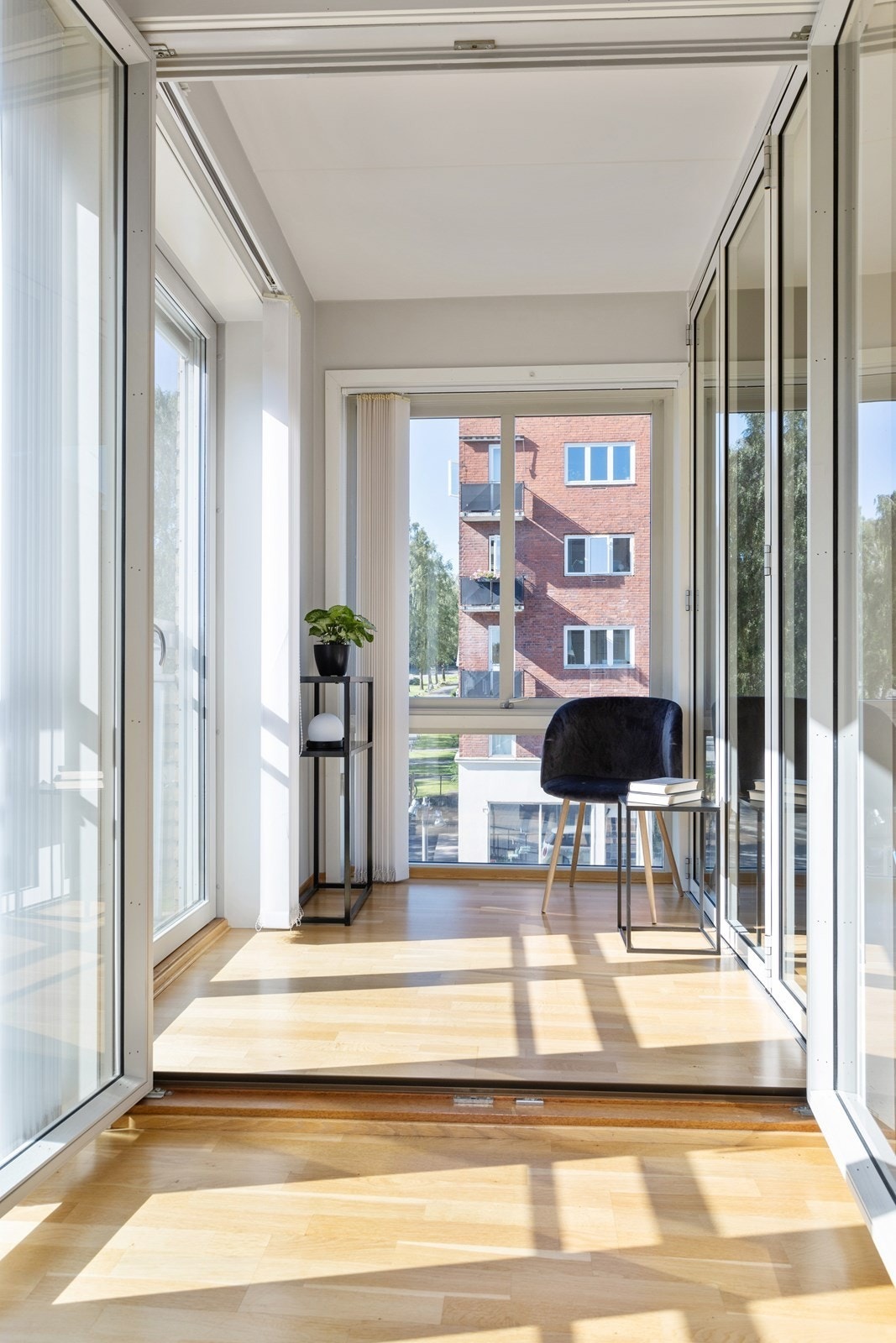 Vestvendt vinterhage og fransk balkong som blir en forlengelse av stuen eller en hyggelig sitteplass Galleribilde