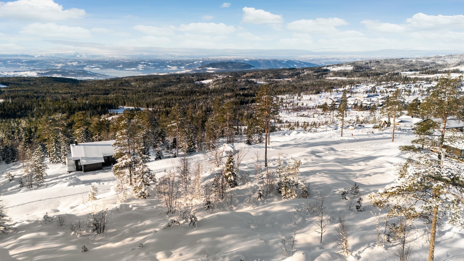 Det tillates oppført 3 bygninger pr tomt. En hytte og to sidebygninger (anneks, uthus og garasje). Galleribilde