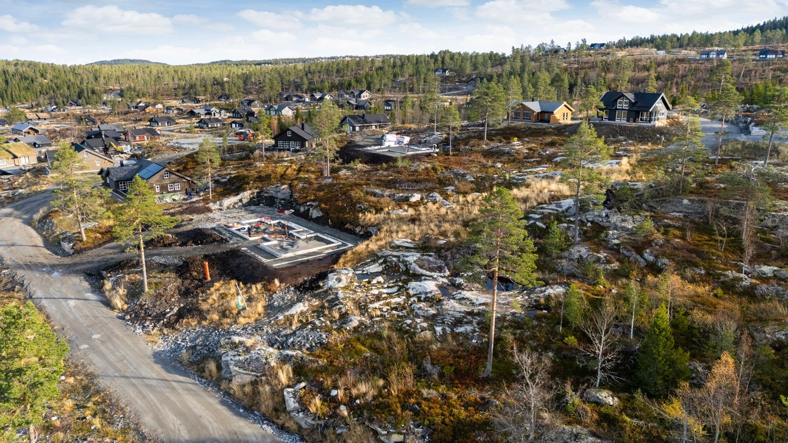 Tomten er svakt skrånende og består av naturtomt med vegetasjon. Galleribilde