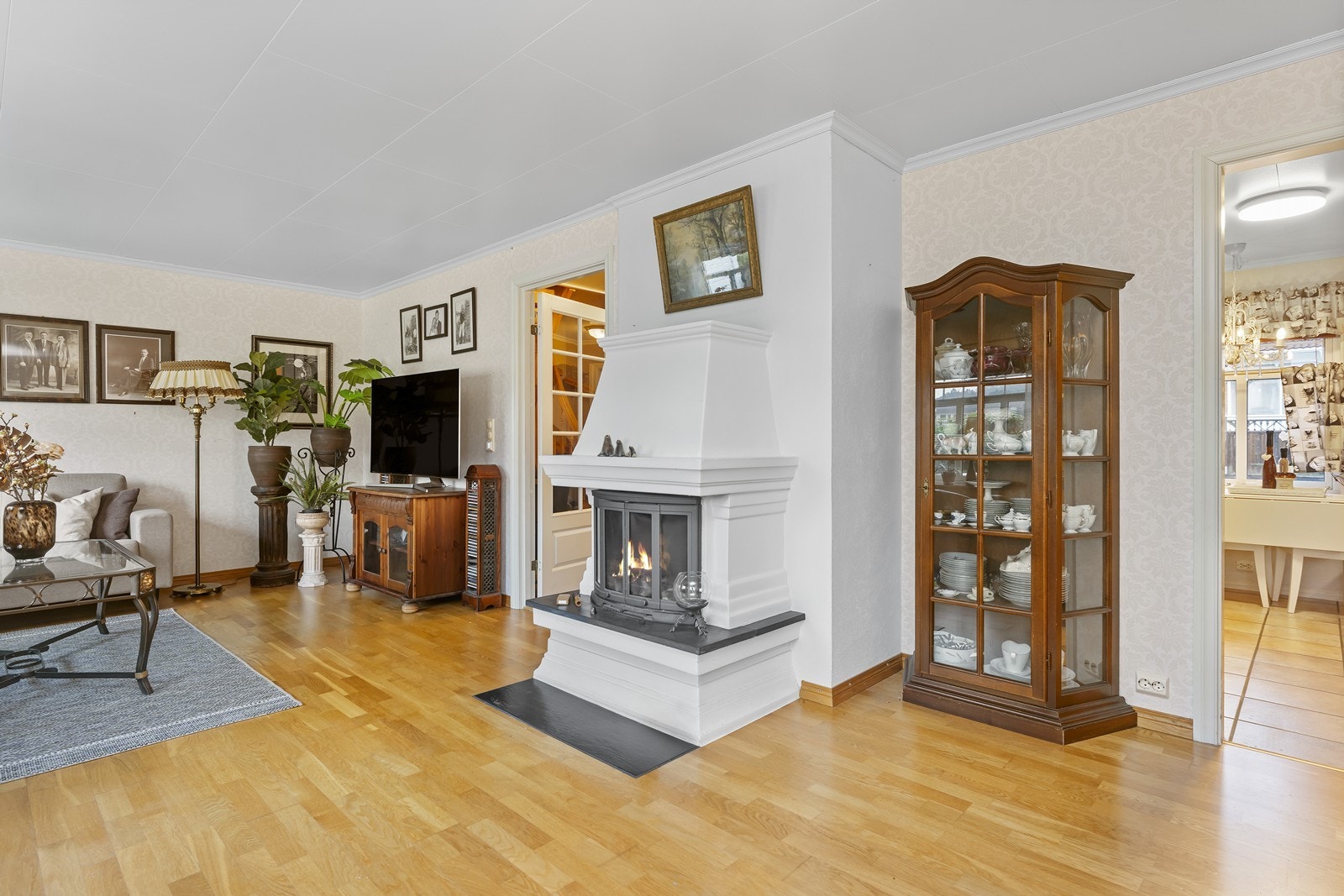 Peis, og i tillegg så er det varmekabler i gulv. Galleribilde