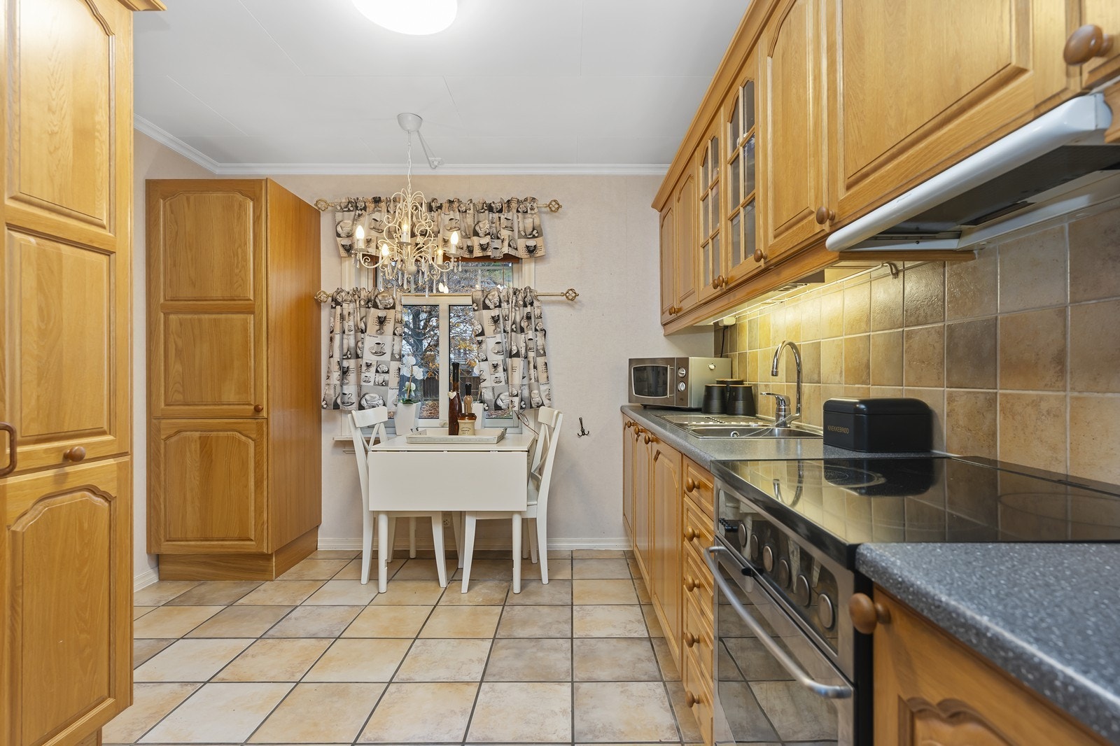 GOdt med skap-og skuffeplass. Kjølehjørne. Galleribilde